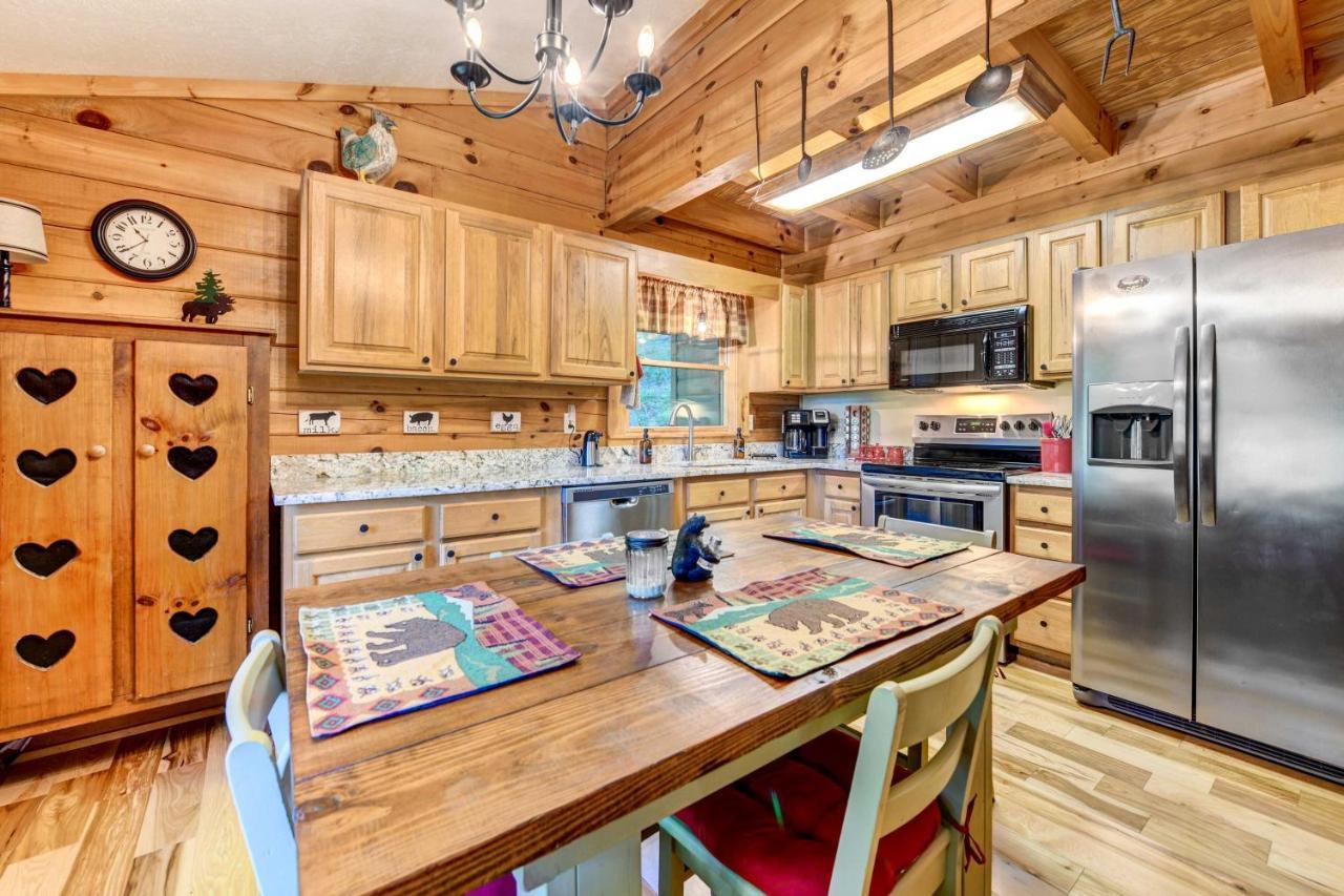 Waynesville Cabin With Covered Deck And Fire Pit! Lake Junaluska Екстериор снимка
