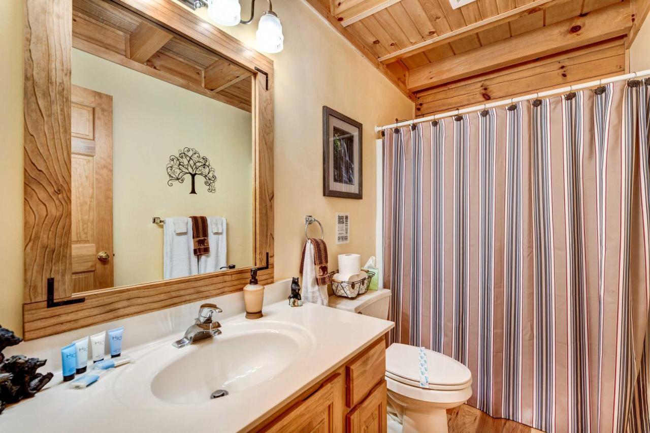 Waynesville Cabin With Covered Deck And Fire Pit! Lake Junaluska Екстериор снимка
