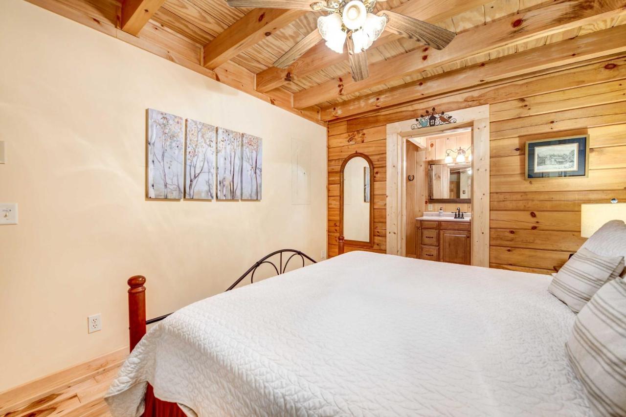 Waynesville Cabin With Covered Deck And Fire Pit! Lake Junaluska Екстериор снимка